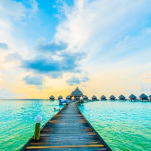 Кей над морето с екзотични вили на хоризонта.