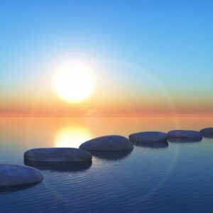 Изгрев над морето с каменни стъпала във водата