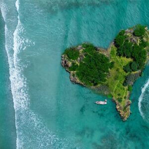 Въздушен изглед на остров във форма на сърце сред морето