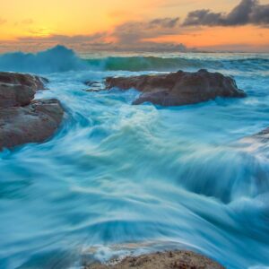 Морски вълни и скали при залез