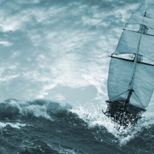 Фотография на кораб в бурно море с вълни