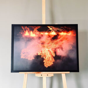 Рамкиран принт на фотография заснета с дрон на изригващ вулкан в Исландия.