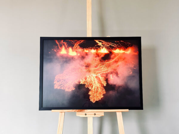 Рамкиран принт на фотография заснета с дрон на изригващ вулкан в Исландия.