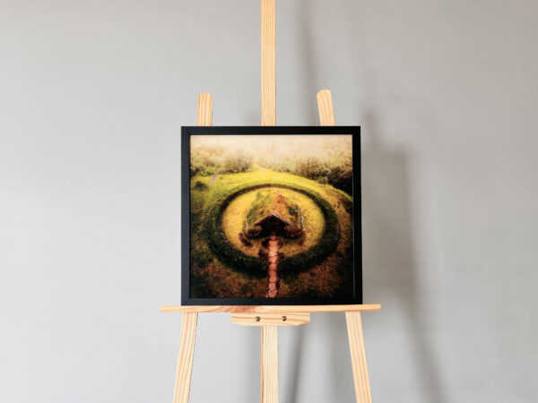 Рамкирана фотография на исландска торфена къщичка